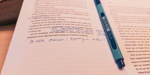 Ein Ausgedrucktes Manuskript mit handschriftlichen Anmerkungen