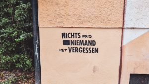 Ein Spruch auf einer Hausfassade: "Nichts und Niemand sind vergessen"