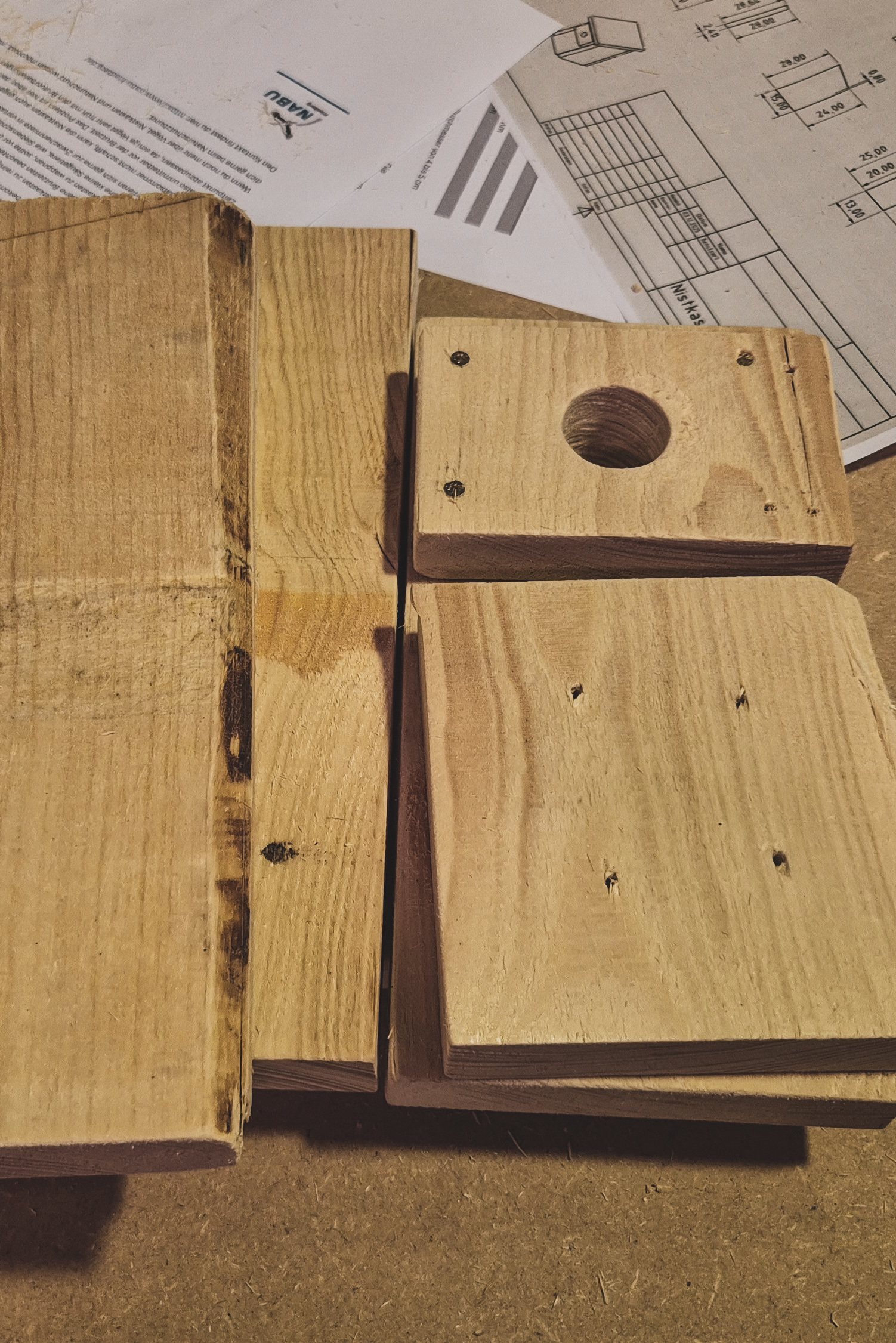 Die Einzelteile eines Vogelhäuschens