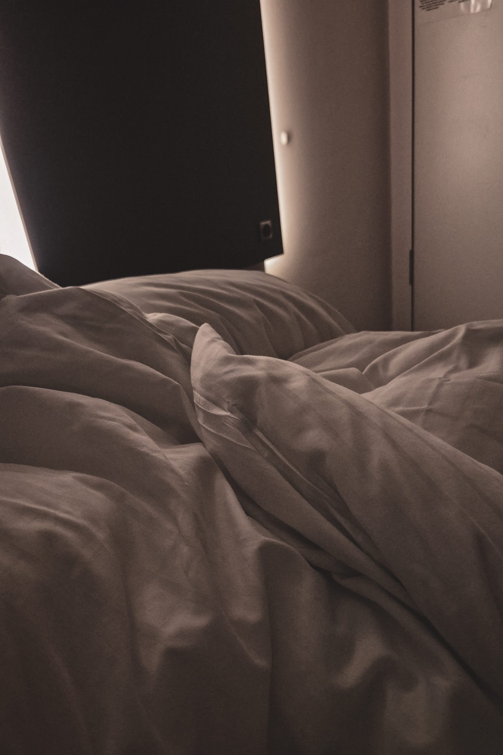 Das zerwühlte Bett in einem Hotel.