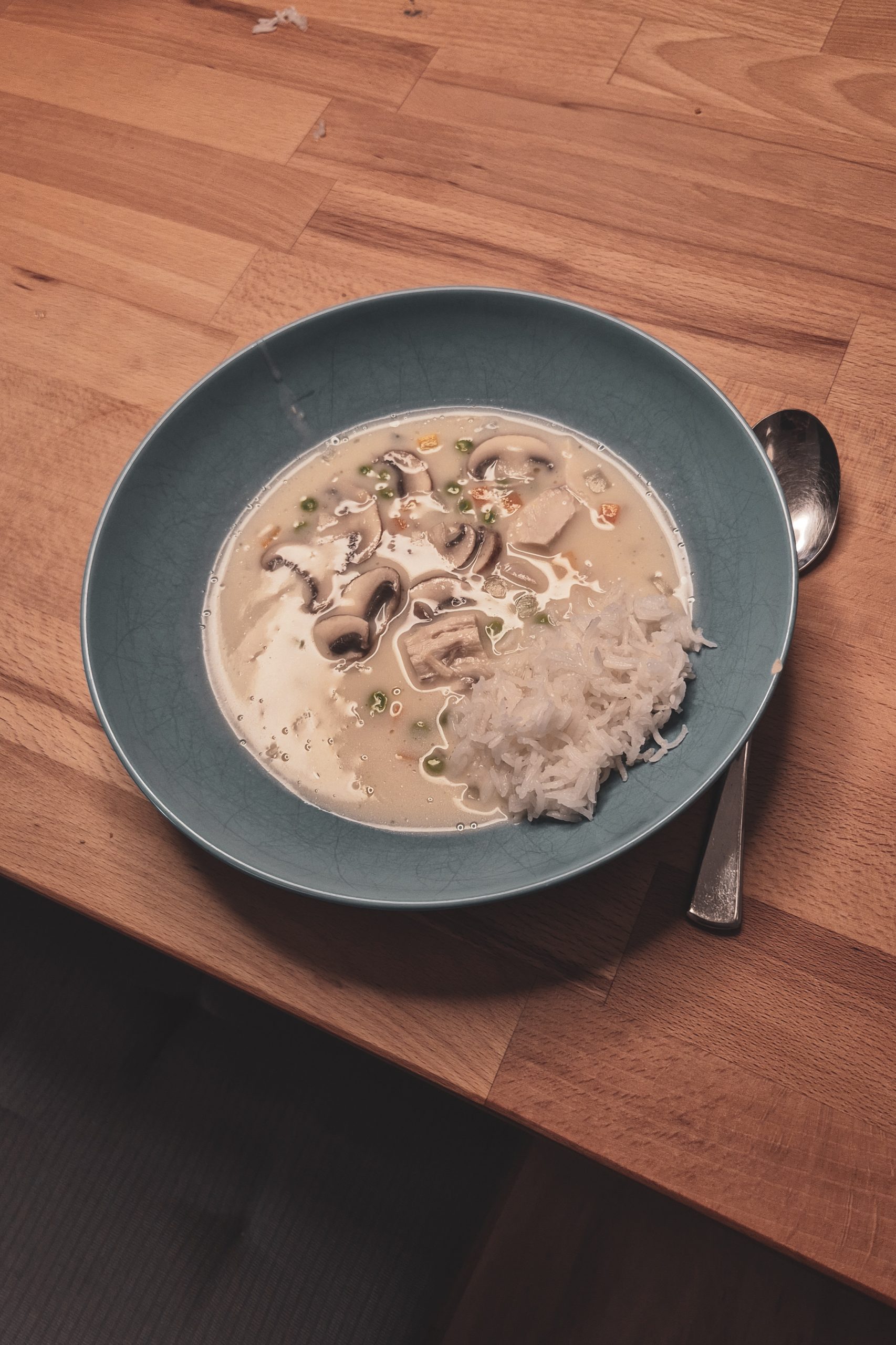 Hühnerfrikassee in einem Teller serviert.