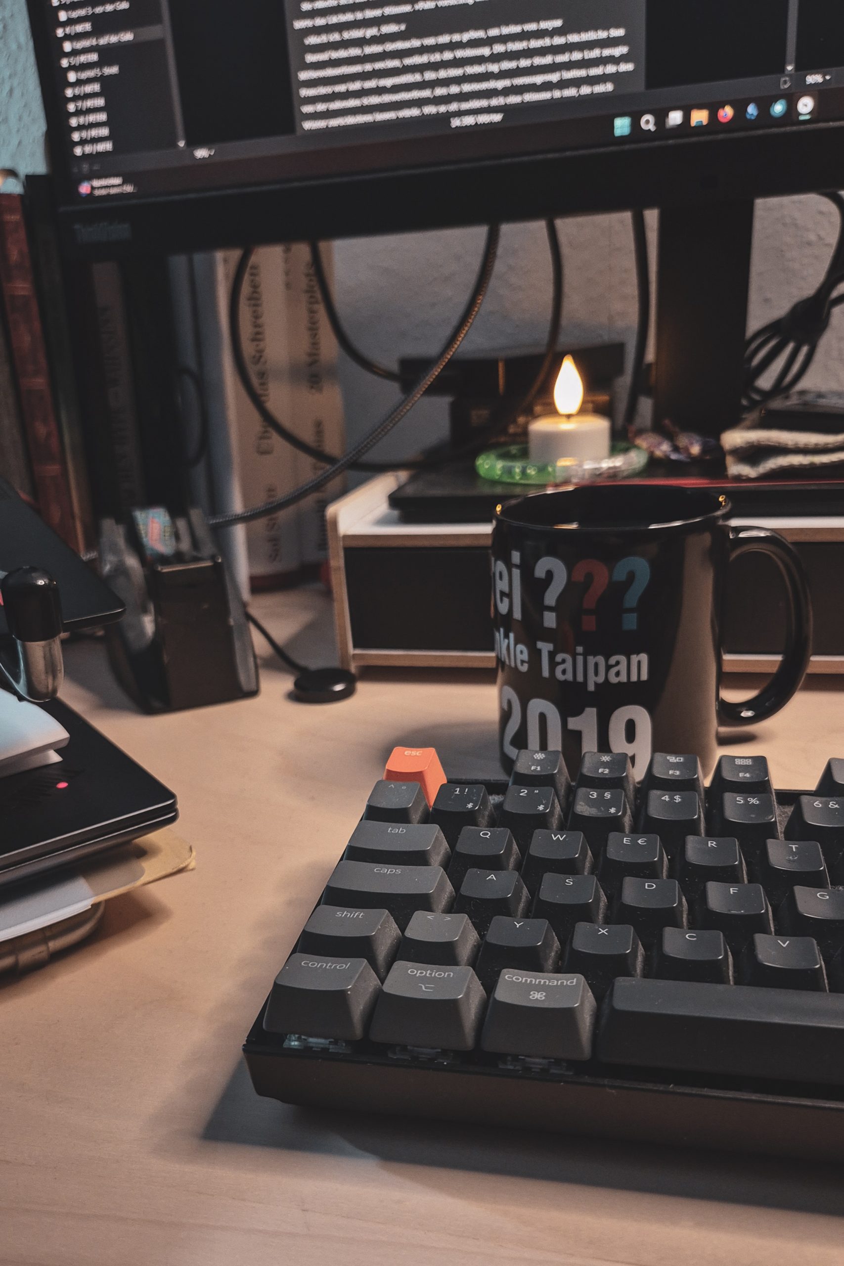 Ein vollgestellter Schreibtisch mit Teetasse