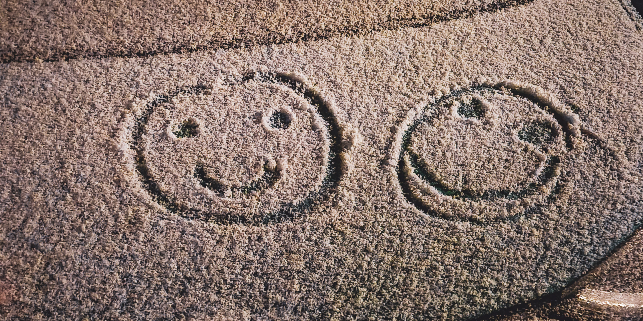 Zwei Smileys im Schnee