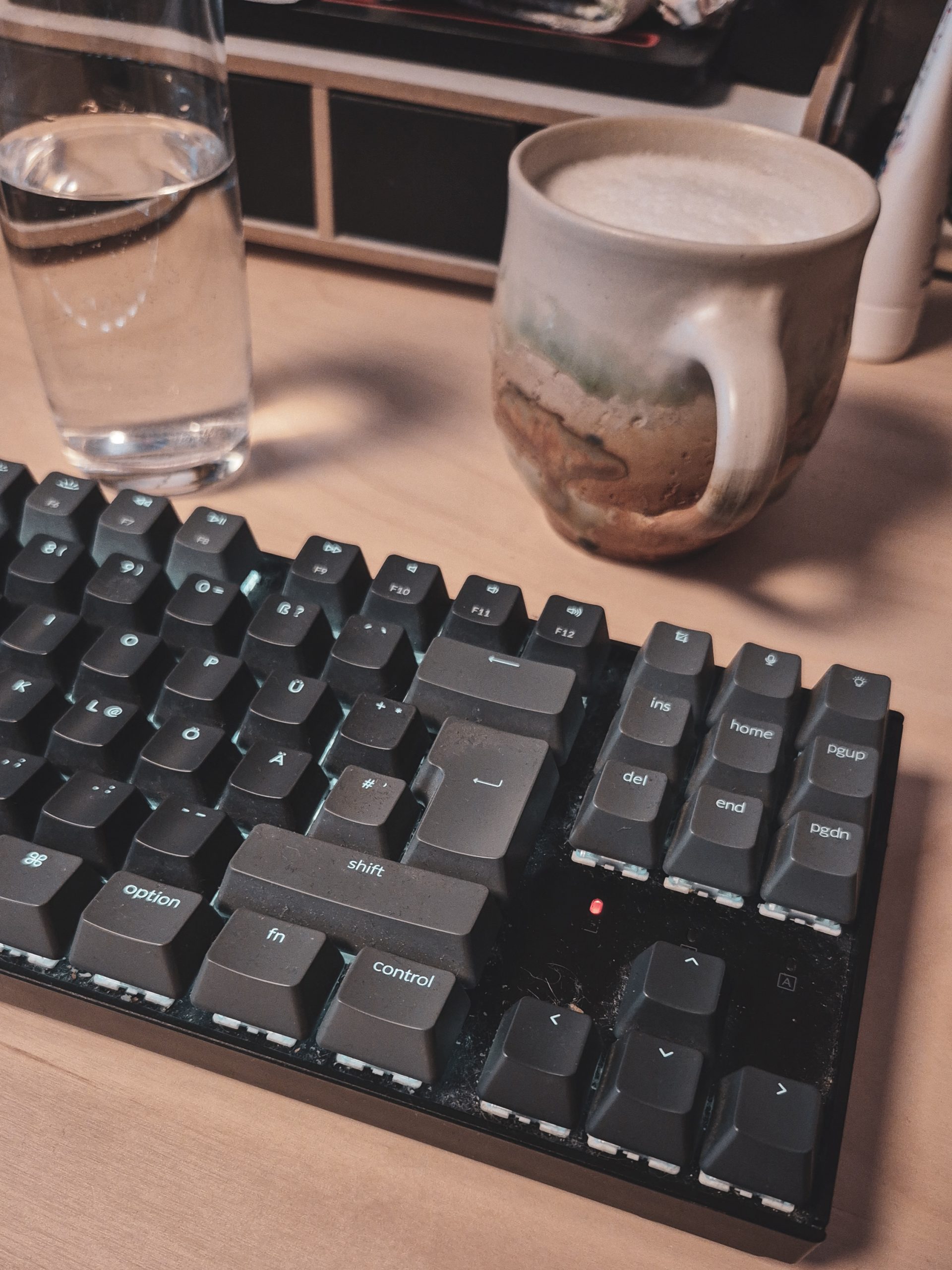Tastatur, Glas und Kaffeetasse
